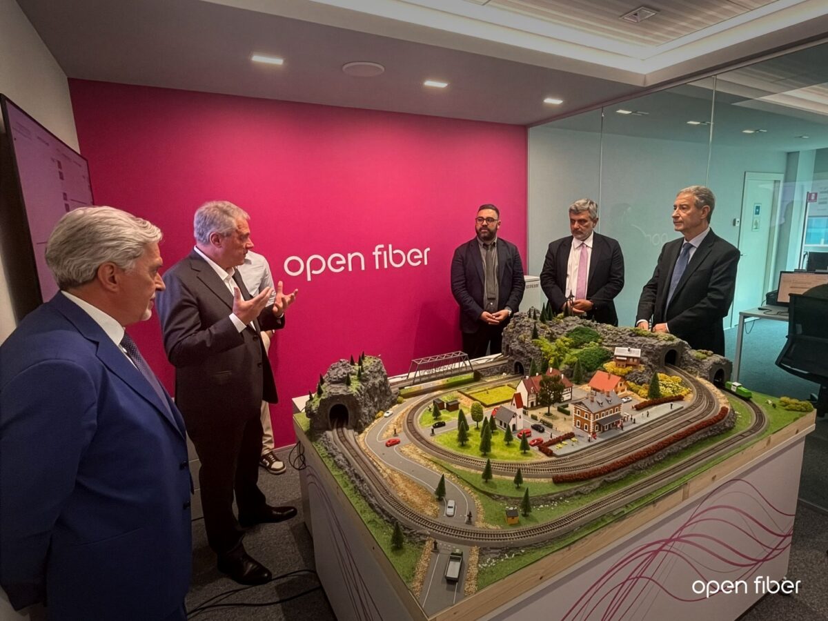 Open Fiber, il ministro Musumeci visita il Security Operations Center: focus su fibra ottica e prevenzione dei rischi Open Fiber, il ministro Musumeci visita il Security Operations Center: focus su fibra ottica e prevenzione dei rischi