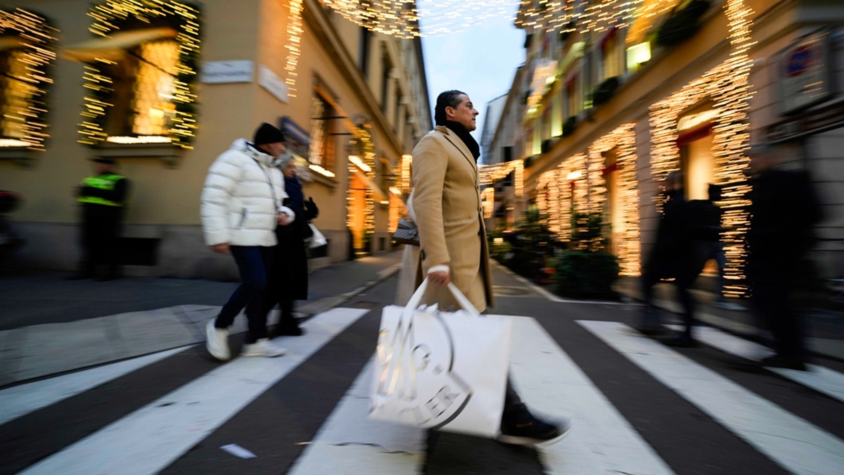 Milano, il lusso spinge l’immobiliare commerciale: via Montenapoleone vola a 20mila euro al mq Milano, il lusso spinge l’immobiliare commerciale: via Montenapoleone vola a 20mila euro al mq