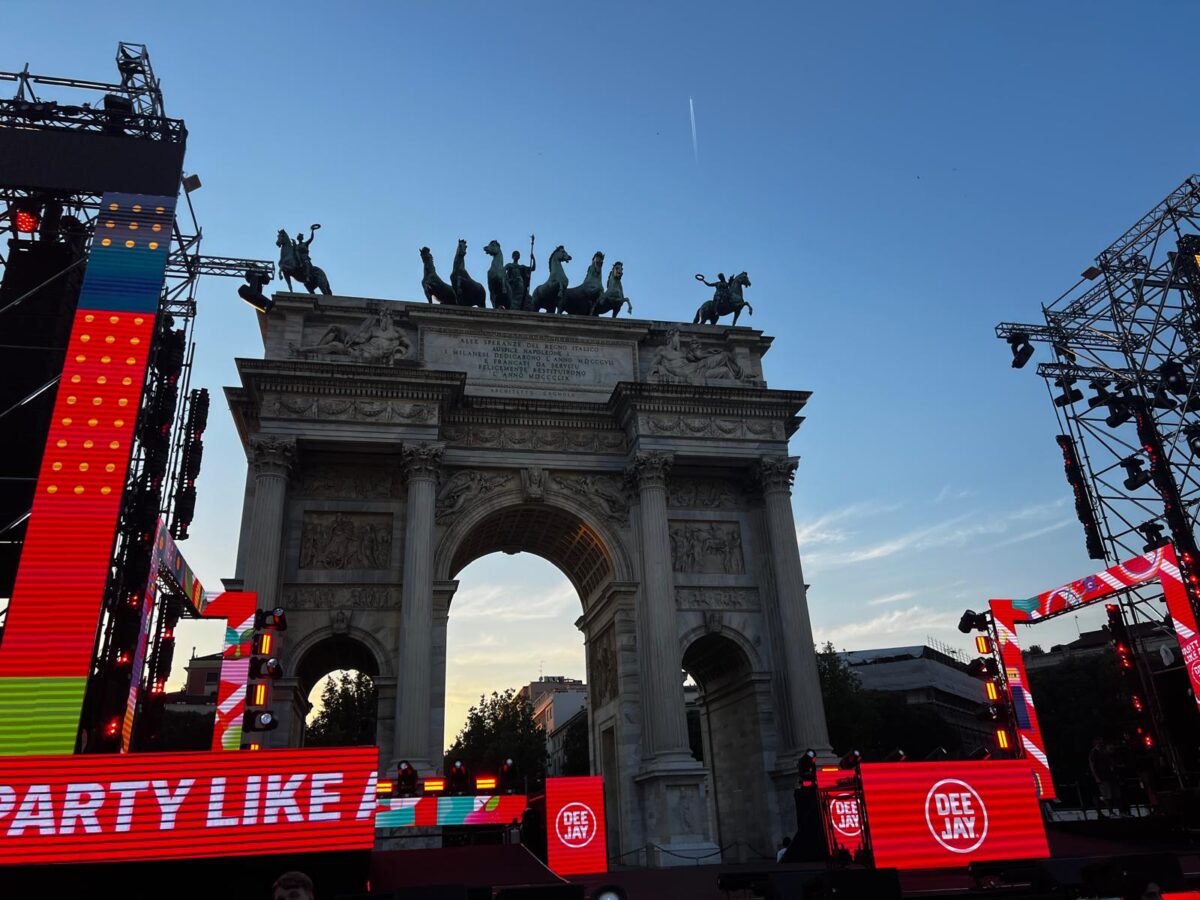 Party Like a Deejay, Milano canta sotto l’Arco della Pace: folla per il sabato, oggi tocca al rap