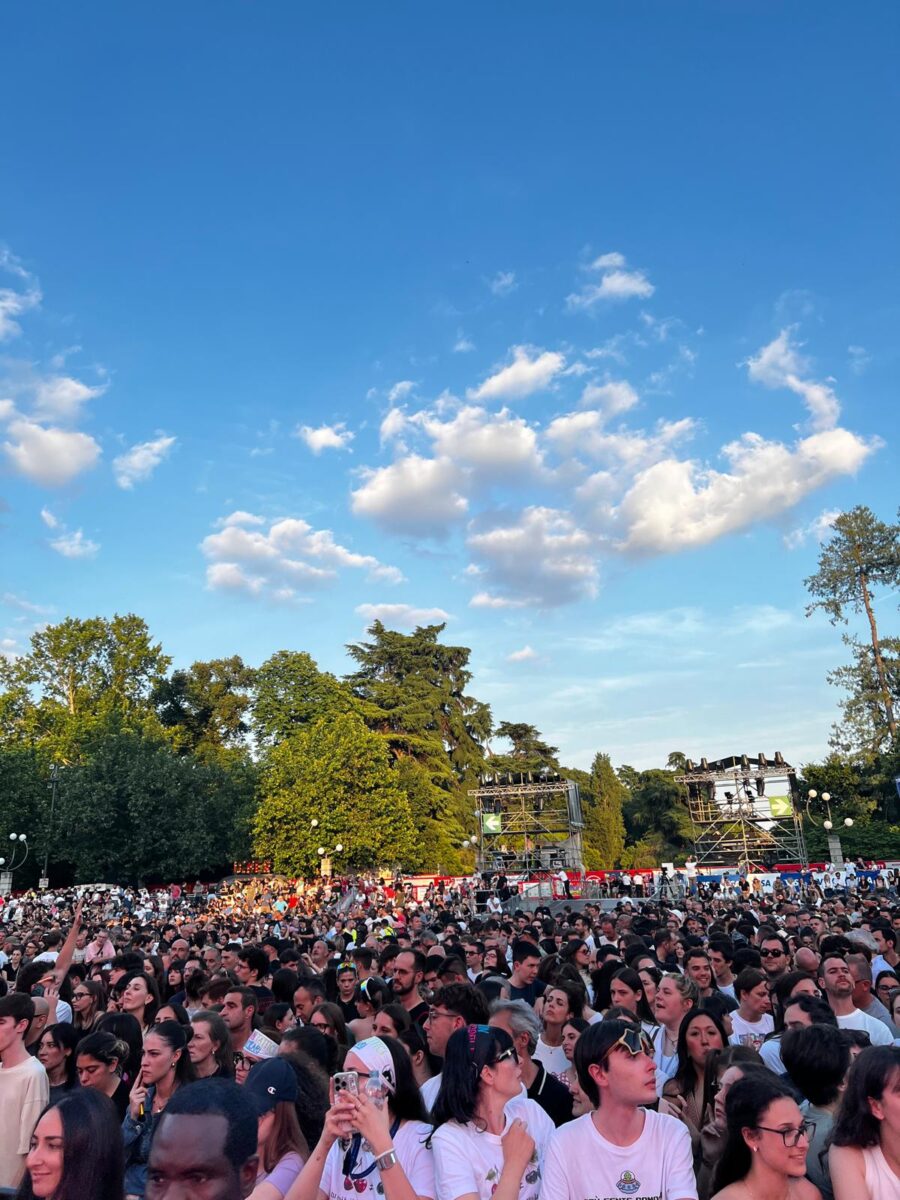 Party Like a Deejay, Milano canta sotto l’Arco della Pace: folla per il sabato, oggi tocca al rap