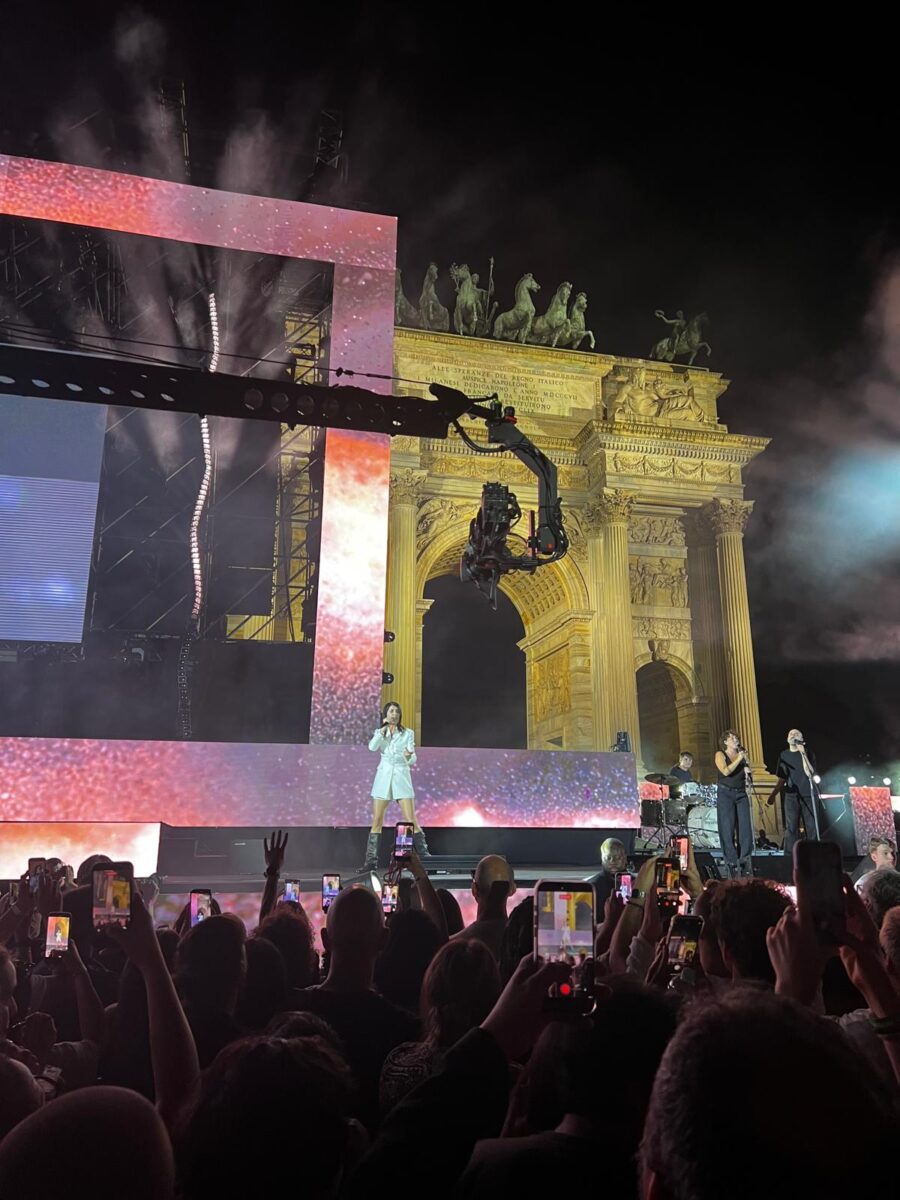 Party Like a Deejay, Milano canta sotto l’Arco della Pace: folla per il sabato, oggi tocca al rap