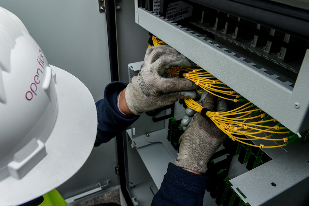 Open Fiber porta la fibra ultraveloce a Milano e Bergamo: voucher da 100 euro per i nuovi utenti Open Fiber porta la fibra ultraveloce a Milano e Bergamo: voucher da 100 euro per i nuovi utenti