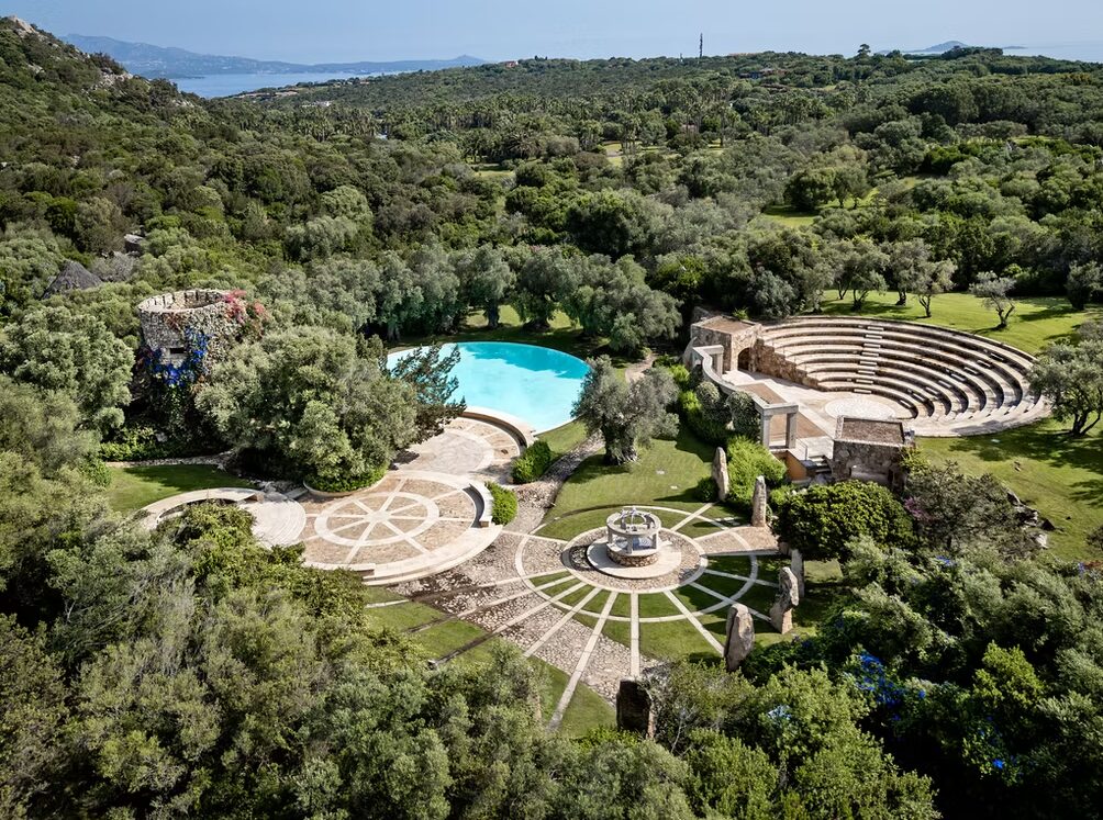 Berlusconi, Villa Certosa come non l’avete mai vista. Ecco le foto inedite della residenza da 500 milioni di euro