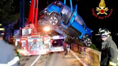 Auto nel lago di Como dopo un incidente: morto un 37enne, grave la donna con lui. Arrestato il conducente dell’altra vettura che era fuggito