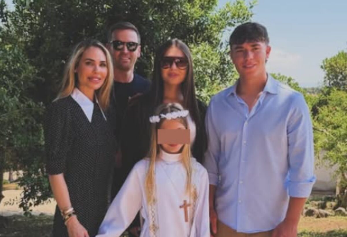 Totti, Noemi Bocchi e Ilary Blasi: la comunione di Isabel diventa caso social Totti, Noemi Bocchi e Ilary Blasi: la comunione di Isabel diventa caso social
