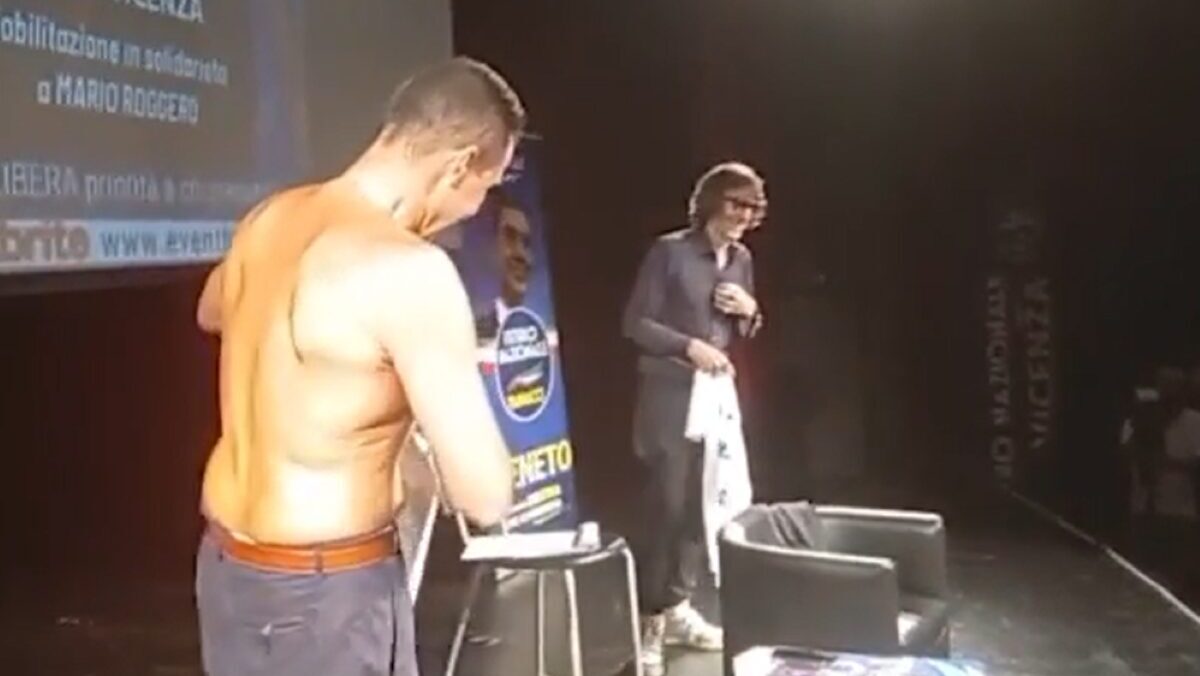Vannacci e Cruciani si spogliano sul palco, il video