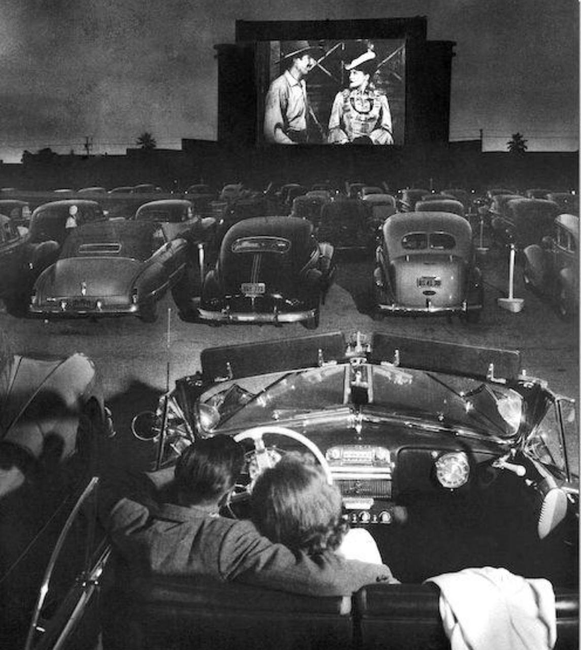 Il Drive-In riaccende la magia delle notti d’estate tra cinema, motori e ricordi romantici