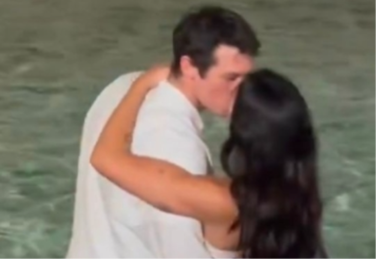 Dua Lipa e Callum Turner in luna di miele a Roma: bacio alla Fontana di Trevi e fan impazziti Dua Lipa e Callum Turner in luna di miele a Roma: bacio alla Fontana di Trevi e fan impazziti
