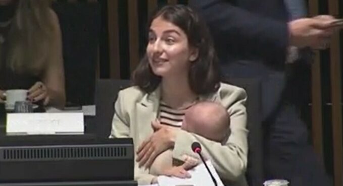 La ministra svedese porta il figlio di pochi mesi in Consiglio europeo: “Felice di non dover scegliere”