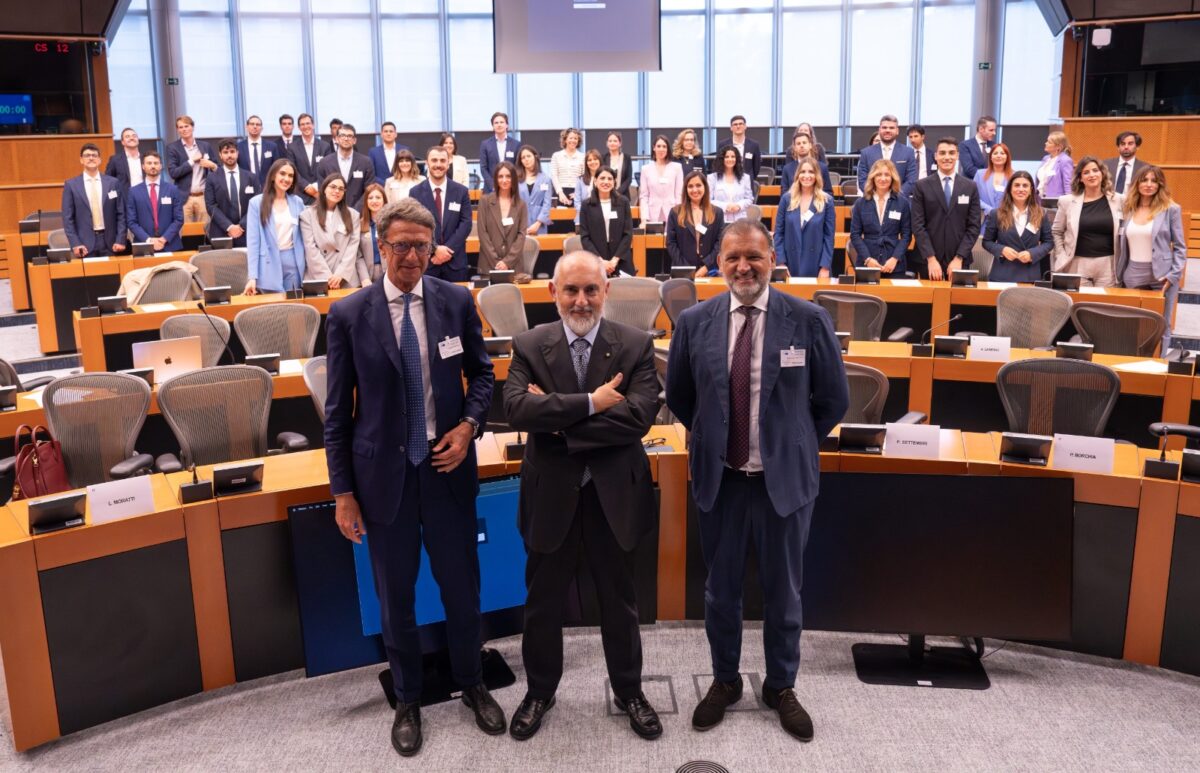Gruppo FS, presentato a Bruxelles l’International School Programme per la formazione di giovani talenti Gruppo FS, presentato a Bruxelles l’International School Programme per la formazione di giovani talenti