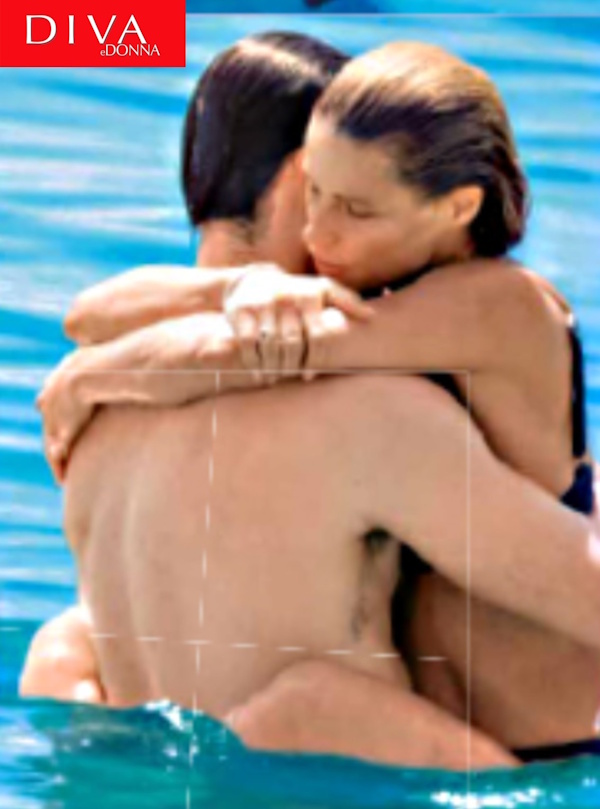 Michelle Hunziker e Giulio Berruti sono inseparabili: baci al mare e passione rovente sulla spiaggia