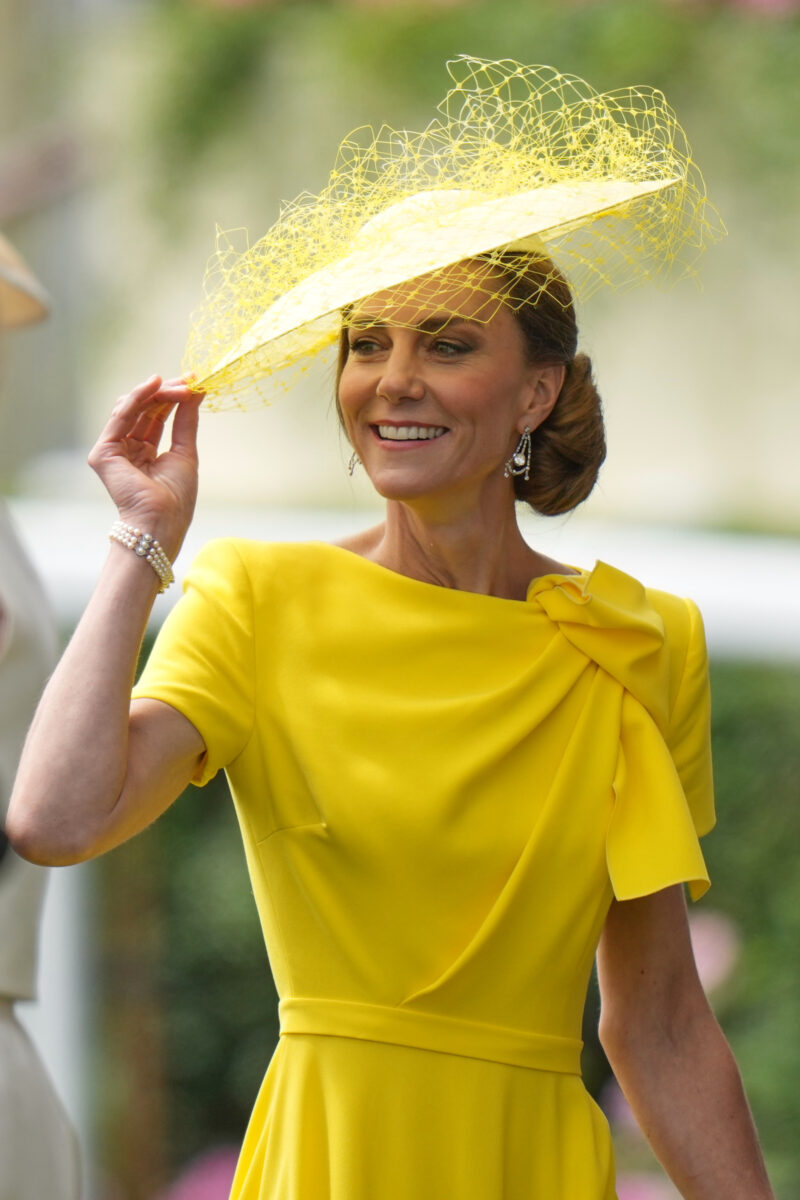 Royal Family, Kate Middleton al Royal Ascot con l’abito giallo riciclato: la principessa torna accanto a William Royal Family, Kate Middleton al Royal Ascot con l’abito giallo riciclato: la principessa torna accanto a William