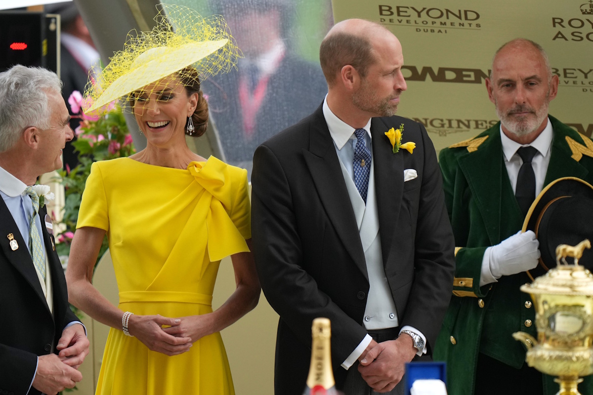 Royal Family, Kate Middleton al Royal Ascot con l’abito giallo riciclato: la principessa torna accanto a William Royal Family, Kate Middleton al Royal Ascot con l’abito giallo riciclato: la principessa torna accanto a William