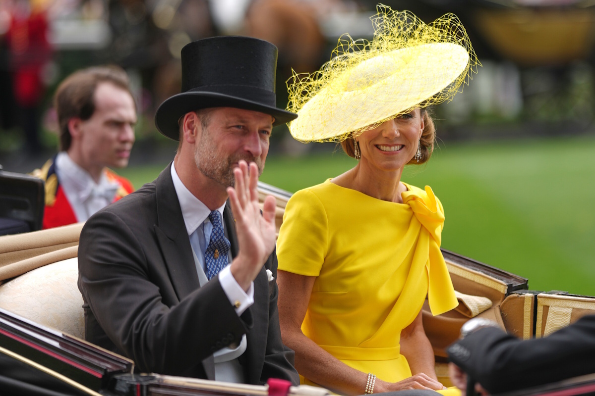 Royal Family, Kate Middleton al Royal Ascot con l’abito giallo riciclato: la principessa torna accanto a William Royal Family, Kate Middleton al Royal Ascot con l’abito giallo riciclato: la principessa torna accanto a William