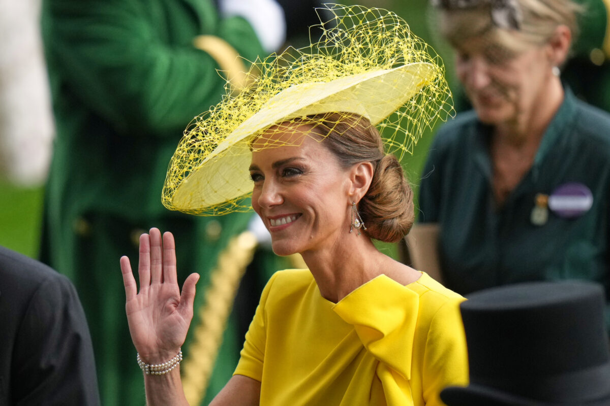 Royal Family, Kate Middleton al Royal Ascot con l’abito giallo riciclato: la principessa torna accanto a William Royal Family, Kate Middleton al Royal Ascot con l’abito giallo riciclato: la principessa torna accanto a William