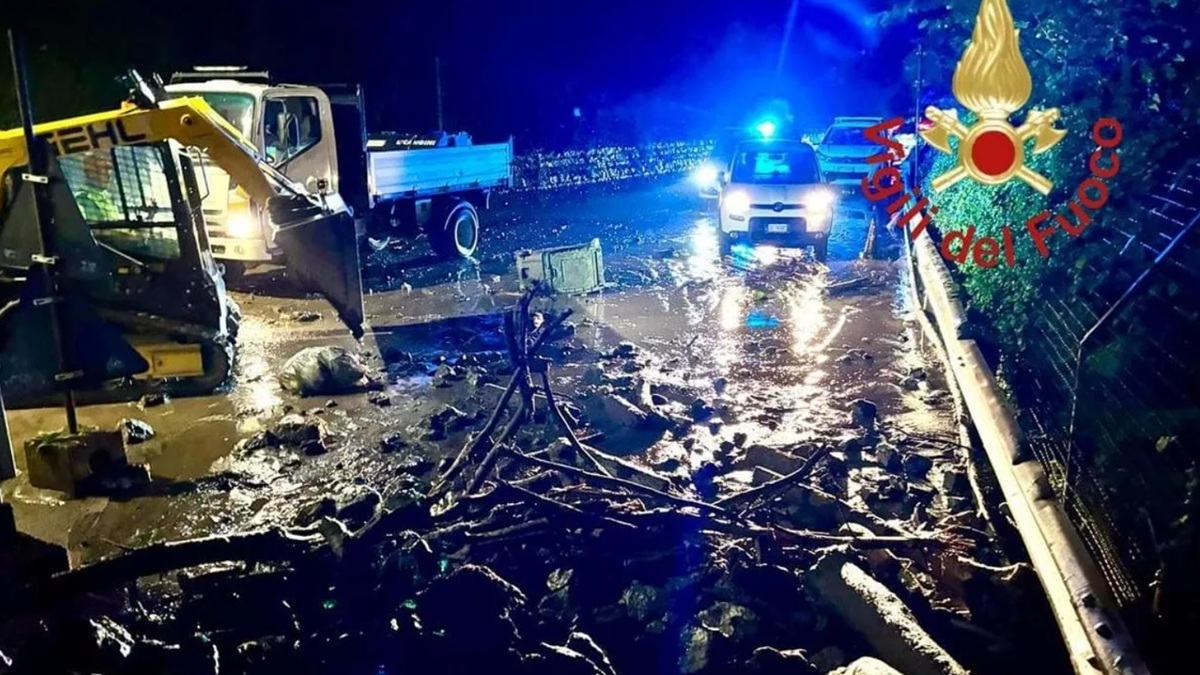 Maltempo in Lombardia, temporali e grandinate si abbattono su Como, Varese e lago di Garda. Forte vento e piante crollate nel Milanese. VIDEO Maltempo in Lombardia, temporali e grandinate si abbattono su Como, Varese e lago di Garda. Forte vento e piante crollate nel Milanese. VIDEO