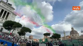 Frecce Tricolori sorvolano l’Altare della Patria e i Fori Imperiali per la Festa della Repubblica