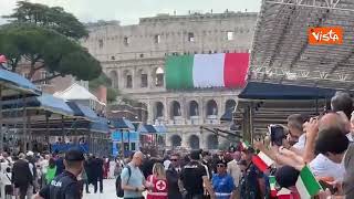Vigili del Fuoco srotolano gigantesca bandiera dell’Italia per la Festa del 2 giugno