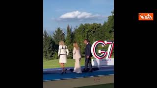 L’omaggio social di Macron per l’arrivo di Giorgia Meloni al G7 sulle note di “Felicità”