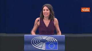 Irene Montero (Podemos) a Strasburgo canta per Trump: Tanti auguri mister Genocidio