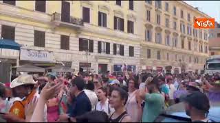 Una marea arcobaleno balla in strada Ymca al Pride di Roma