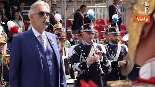 Mattarella assiste all’esecuzione Inno di Mameli cantato da Bocelli alla Parata del 2 giugno