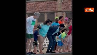 Il sindaco di New York Mamdani si tuffa con il completo per apertura piscine pubbliche all’aperto