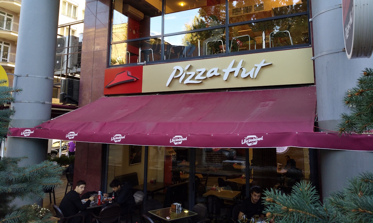 Pizza Hut venduta a LongRange Capital per 2,7 miliardi: l’obiettivo è rilanciare la pizza americana nel mondo