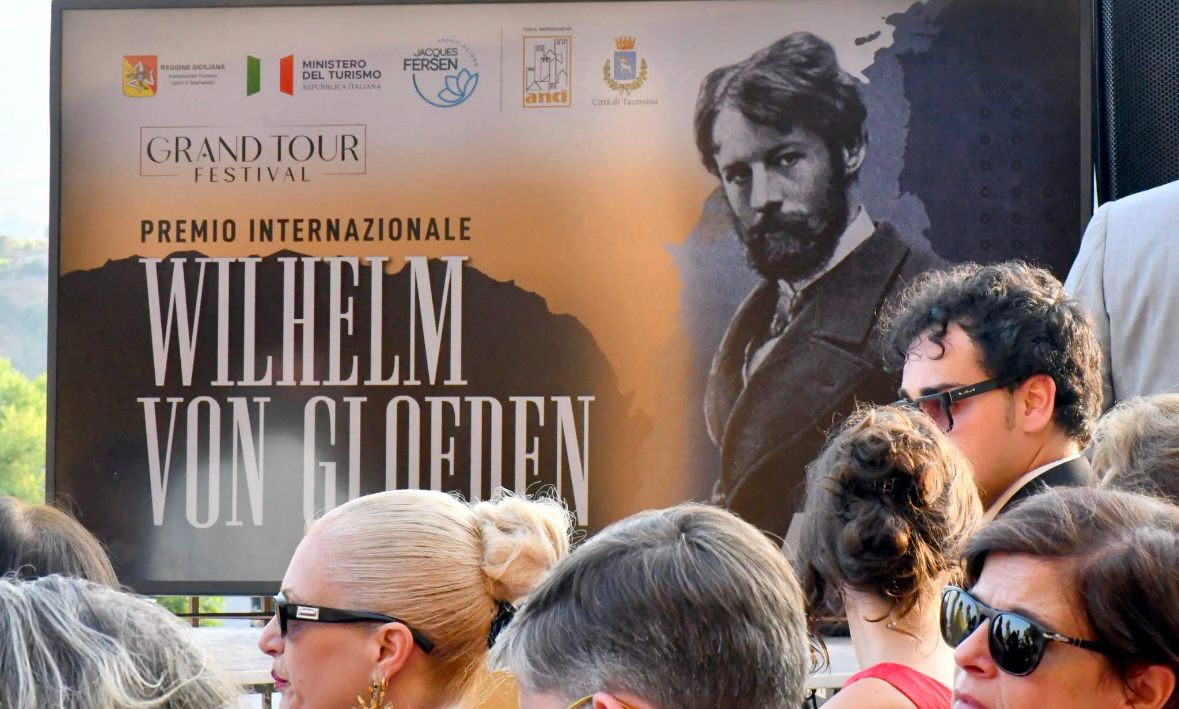 Il cantautore Giovanni Caccamo premiato al Grand Tour Festival Il cantautore Giovanni Caccamo premiato al Grand Tour Festival