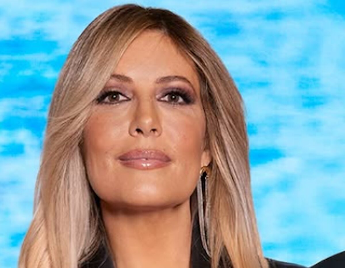 Isola dei Famosi, Selvaggia Lucarelli nelle Filippine rassicura dopo il terremoto: “E’ lontano da dove giriamo” Isola dei Famosi, Selvaggia Lucarelli nelle Filippine rassicura dopo il terremoto: “E’ lontano da dove giriamo”