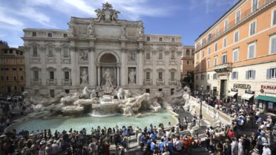 Turisti affollano Fontana di Trevi a Roma