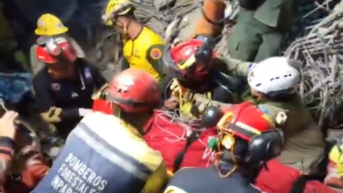 Venezuela, sopravvive cinque giorni sotto le macerie: salvato un dodicenne