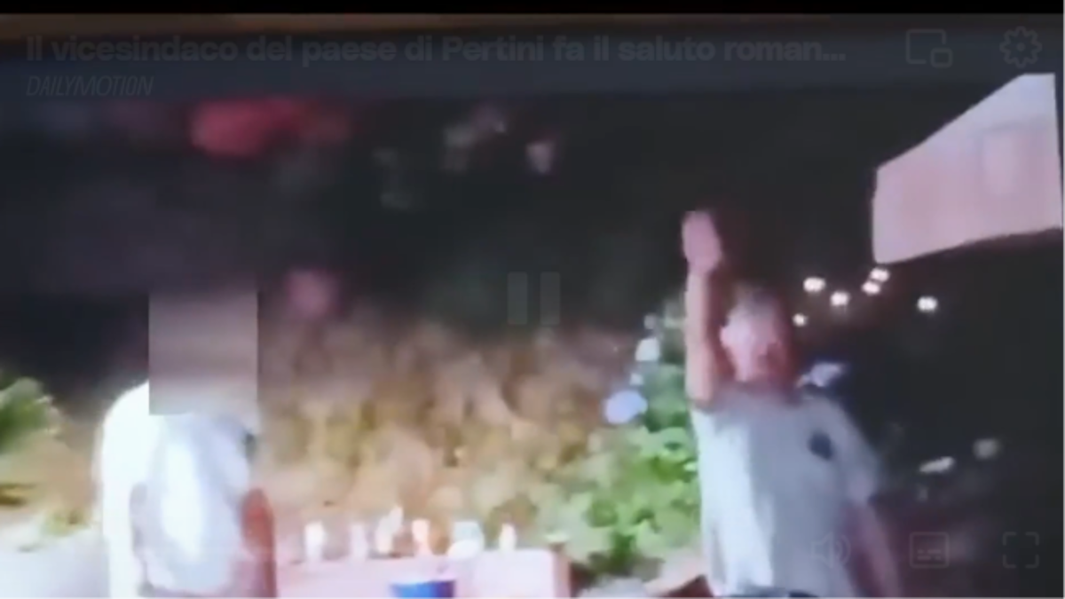 Savona, vicesindaco del paese di Pertini fa il saluto romano sulle note di ‘Giovinezza’, dopo le polemiche si dimette