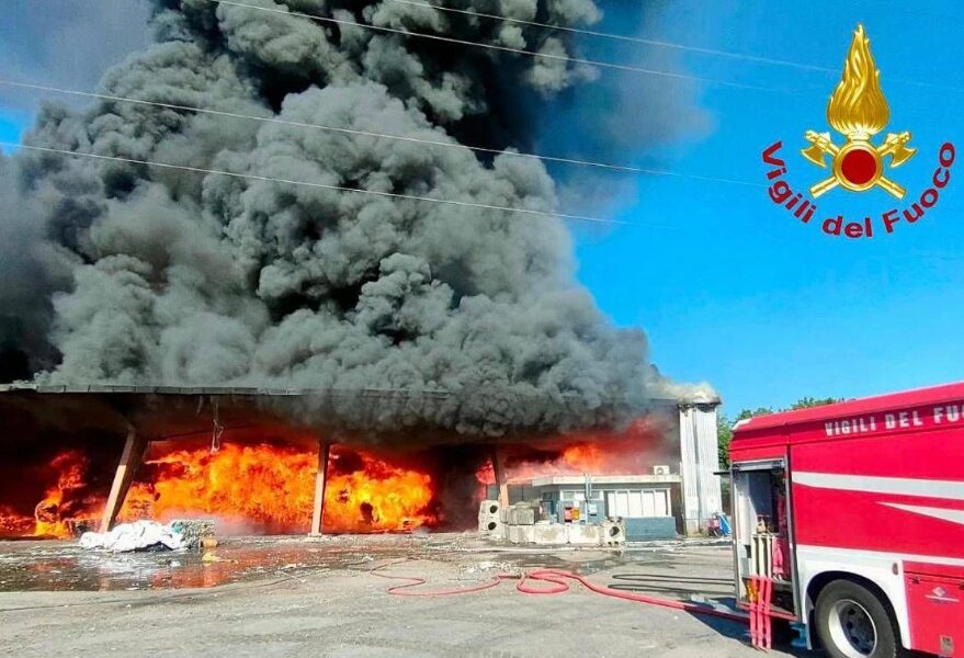 In fiamme un capannone industriale, maxi incendio a Vicopisano. “Non uscite di casa” In fiamme un capannone industriale, maxi incendio a Vicopisano. “Non uscite di casa”
