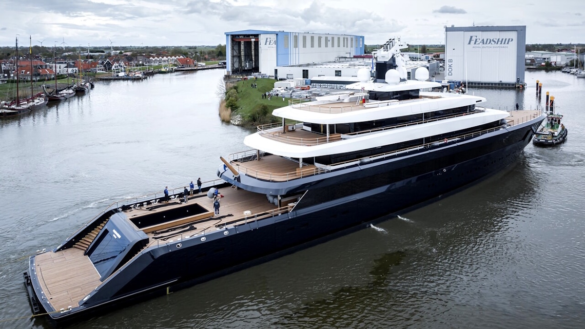 Il super yacht del patron di Zara sbarca all’Elba: 96 metri, spa e beach club. Il prezzo? Da far girare la testa