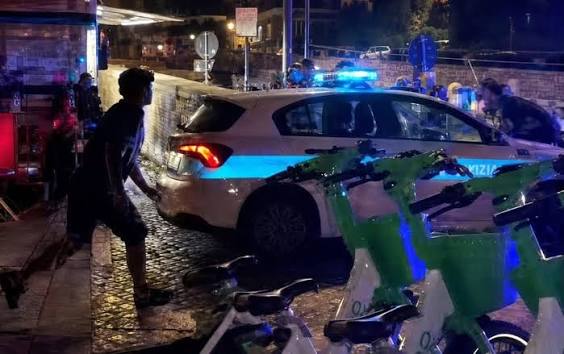 Colosseo, dopo la “notte dei maranza” maxi blitz nel centro storico della Capitale: oltre 350 identificati Colosseo, dopo la “notte dei maranza” maxi blitz nel centro storico della Capitale: oltre 350 identificati