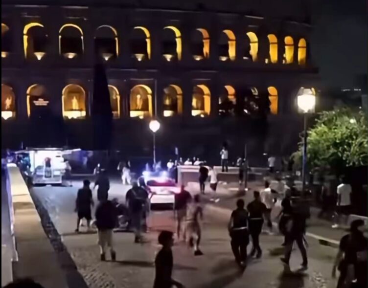 Colosseo, dopo la “notte dei maranza” maxi blitz nel centro storico della Capitale: oltre 350 identificati Colosseo, dopo la “notte dei maranza” maxi blitz nel centro storico della Capitale: oltre 350 identificati