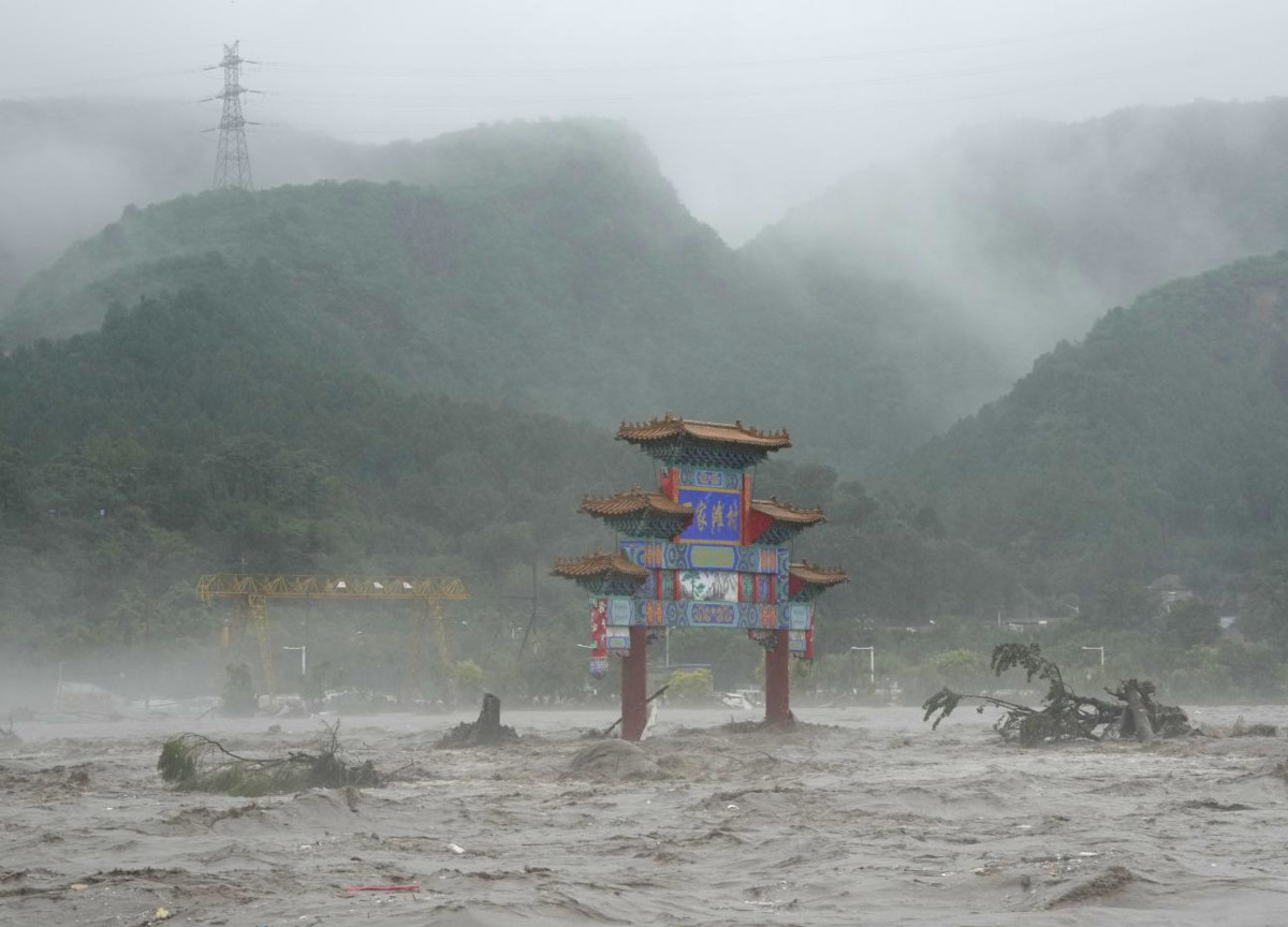 Cina, tempeste e piogge torrenziali: almeno 17 morti e 130mila sfollati. Xi: “Massima emergenza”