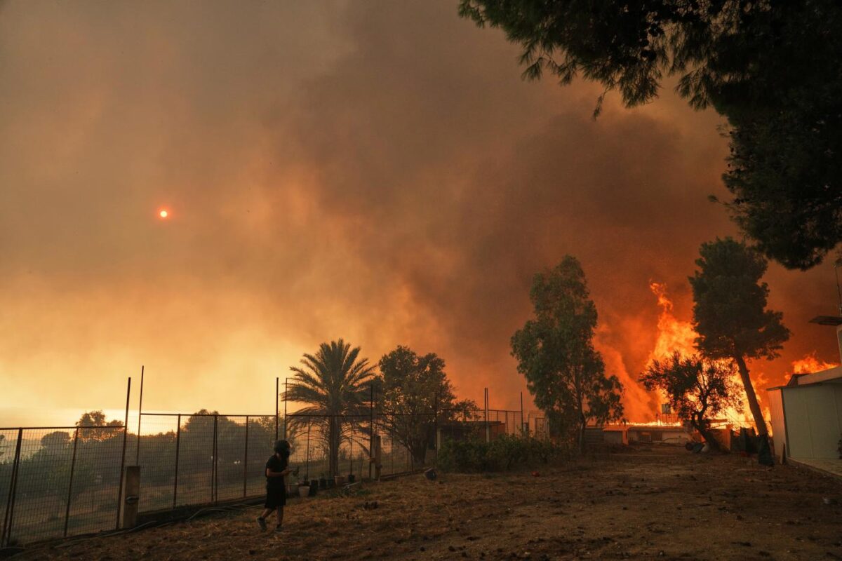 Dopo Spagna e Francia, brucia anche la Grecia: incendi fuori controllo a Creta, oltre 8mila persone evacuate Dopo Spagna e Francia, brucia anche la Grecia: incendi fuori controllo a Creta, oltre 8mila persone evacuate