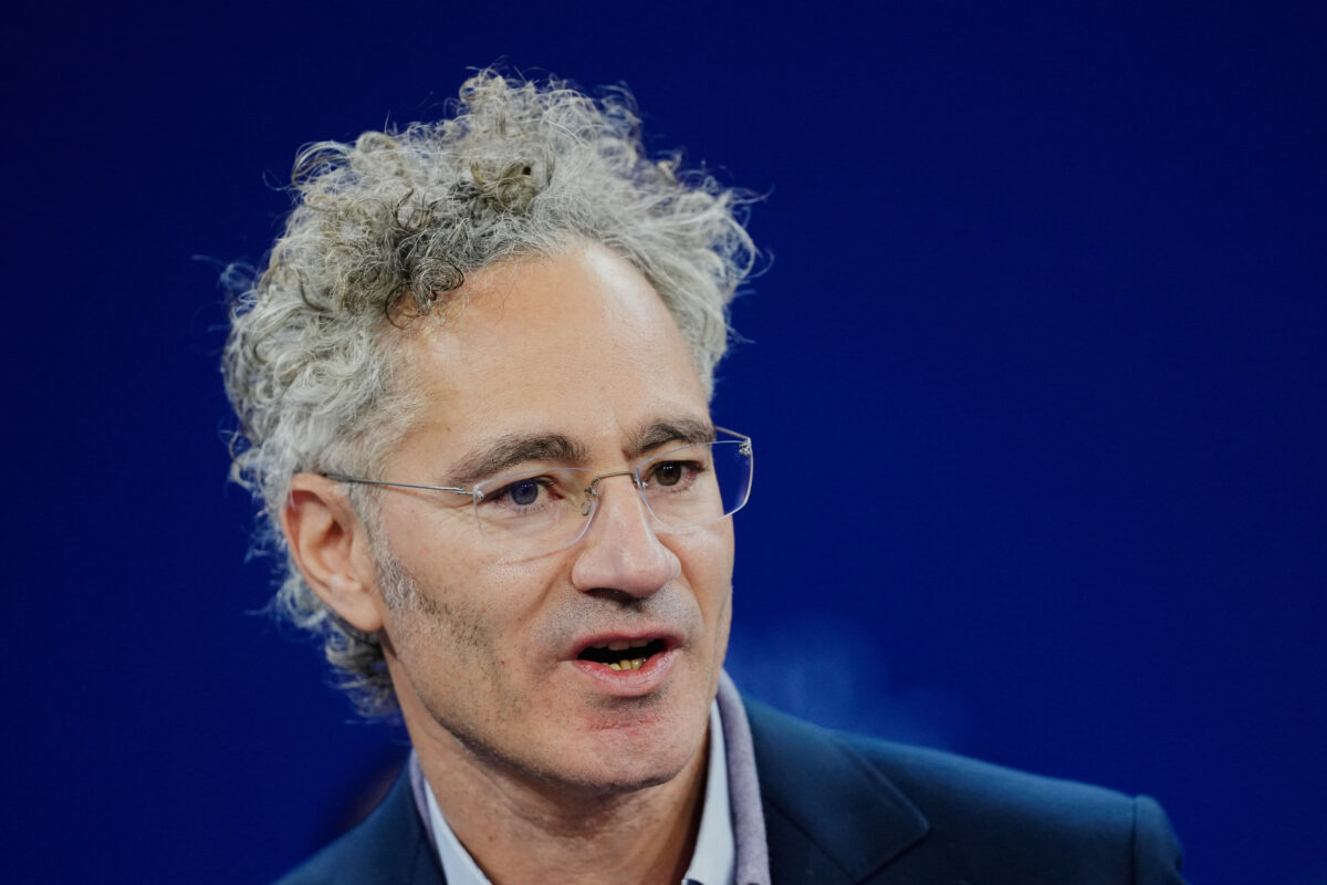 Manager/ Chi è Alex Karp, il Ceo di Palantir che ora sfida OpenAI e Anthropic