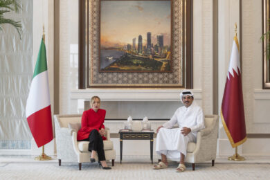 Giorgia Meloni durante il suo Incontro con l'attuale Emiro del Qatar, Sheikh Tamim bin Hamad Al-Thani