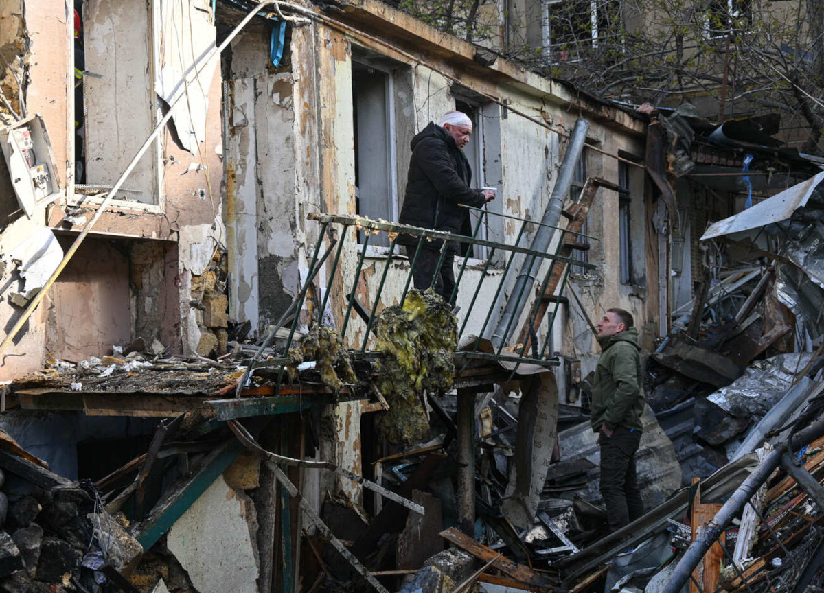 Guerra in Ucraina, bombardata Odessa: diversi morti. Corsa contro il tempo per le sanzioni alla Russia Guerra in Ucraina, bombardata Odessa: diversi morti. Corsa contro il tempo per le sanzioni alla Russia