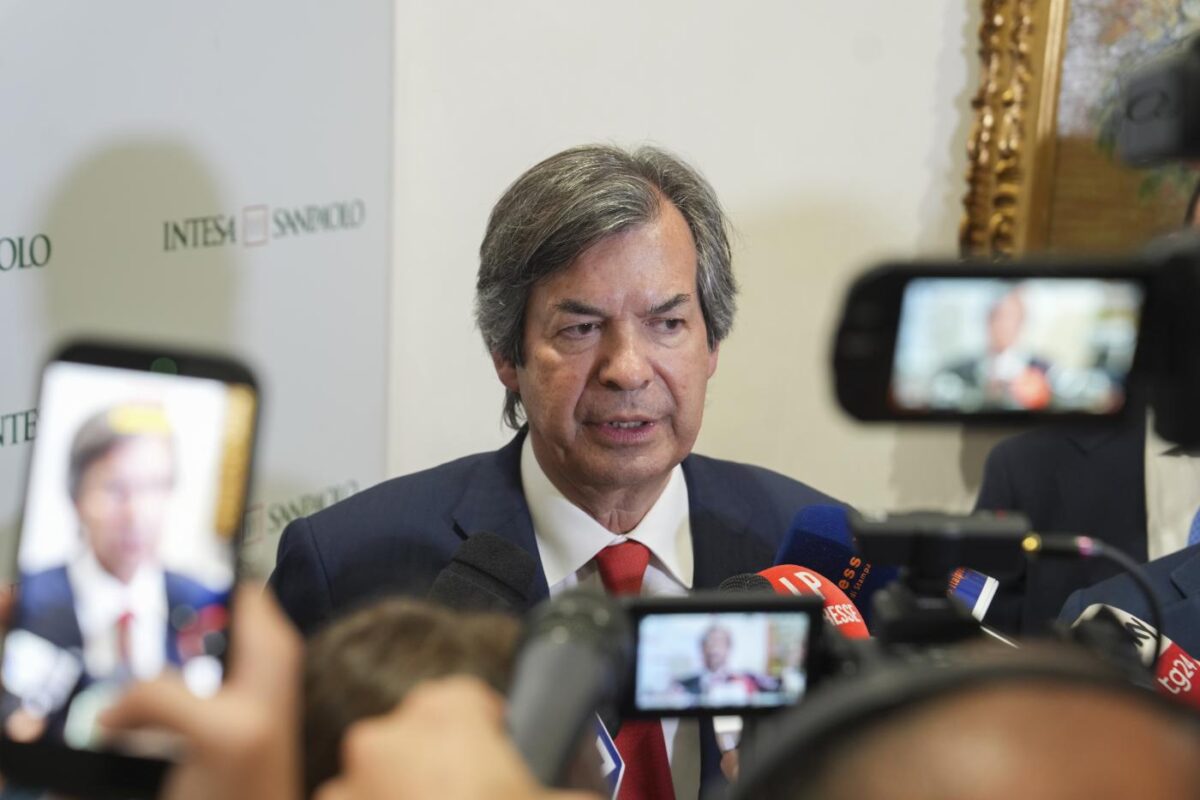 Risiko, Messina blinda Mps: “Da noi offerta concreta: solo Intesa può garantire asset al Paese, non i francesi o i tedeschi” Risiko, Messina blinda Mps: “Da noi offerta concreta: solo Intesa può garantire asset al Paese, non i francesi o i tedeschi”