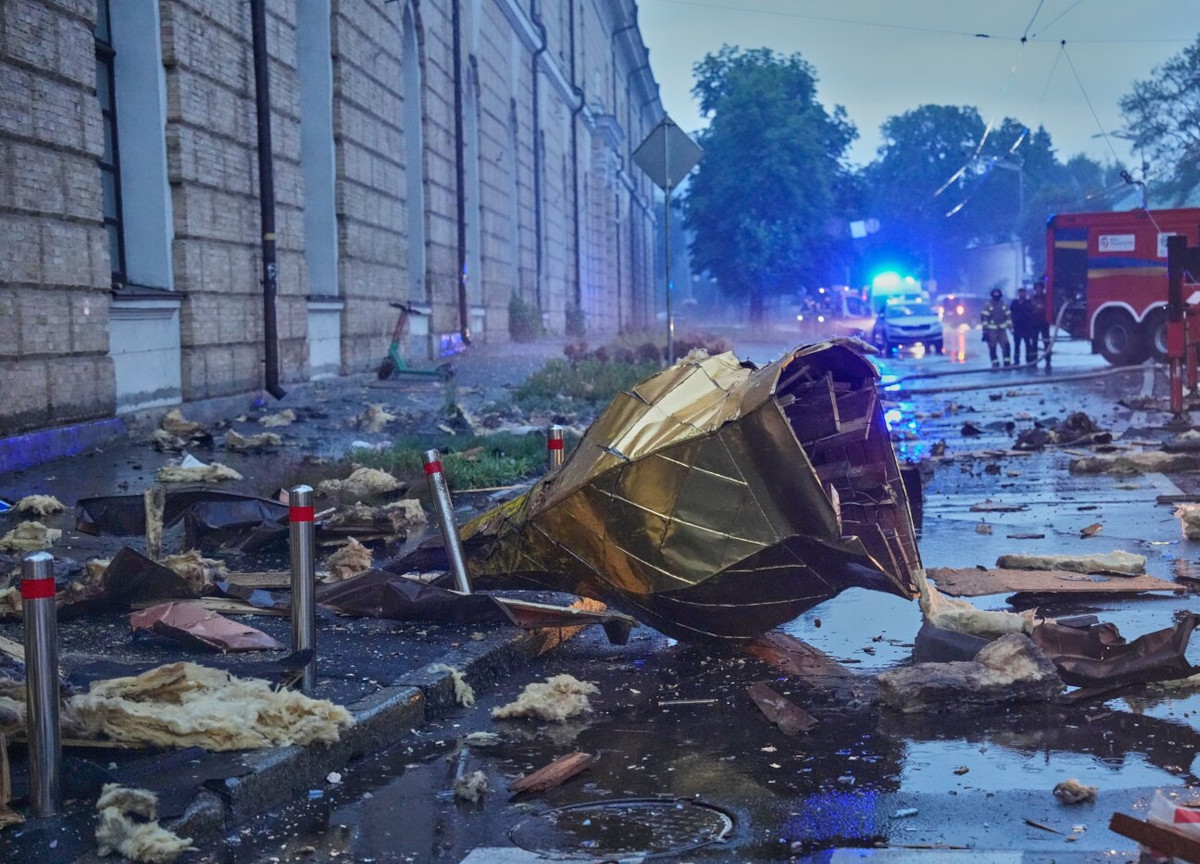 Ucraina, devastante attacco su Kiev: edificio di nove piani distrutto. Almeno due morti e venti feriti
