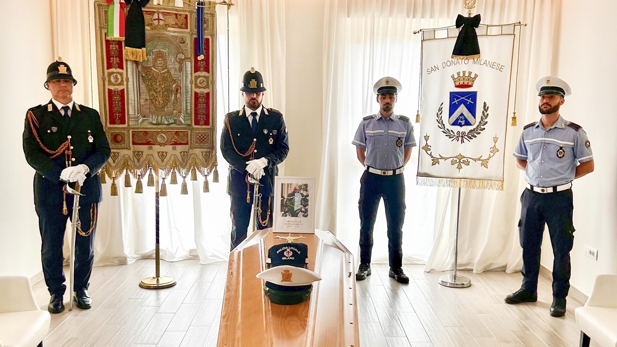 Milano, l’ultimo saluto a Francesco Imprezzabile: “Non stancarti mai di inseguire i tuoi sogni” Milano, l’ultimo saluto a Francesco Imprezzabile: “Non stancarti mai di inseguire i tuoi sogni”
