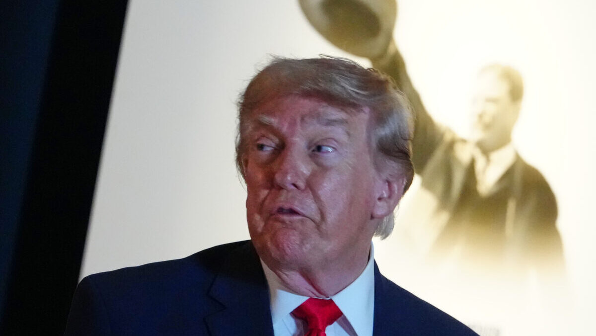“Un threesome con i miei figli”, la gaffe hot di Trump finisce sul lettino dello psicologo: “Vi spiego perché non è matto”