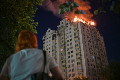 Ucraina, devastante attacco su Kiev: morti e feriti. Zelensky: “Ho chiesto a Trump la licenza per produrre Patriot”