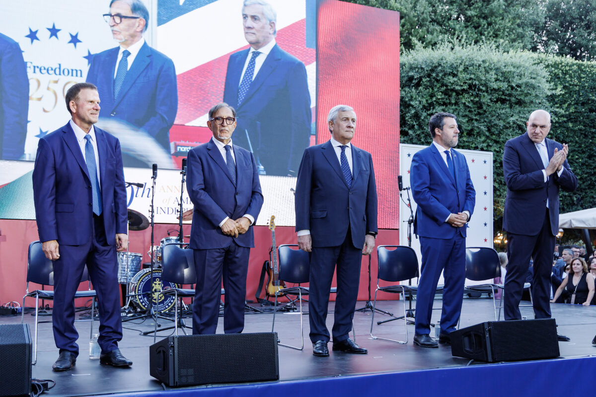 “Hamburger a volontà, chiacchiere da salotto ed elicotteri come in un film dei Blues Brothers”: ecco com’è andata la festa americana a Villa Taverna “Hamburger a volontà, chiacchiere da salotto ed elicotteri come in un film dei Blues Brothers”: ecco com’è andata la festa americana a Villa Taverna
