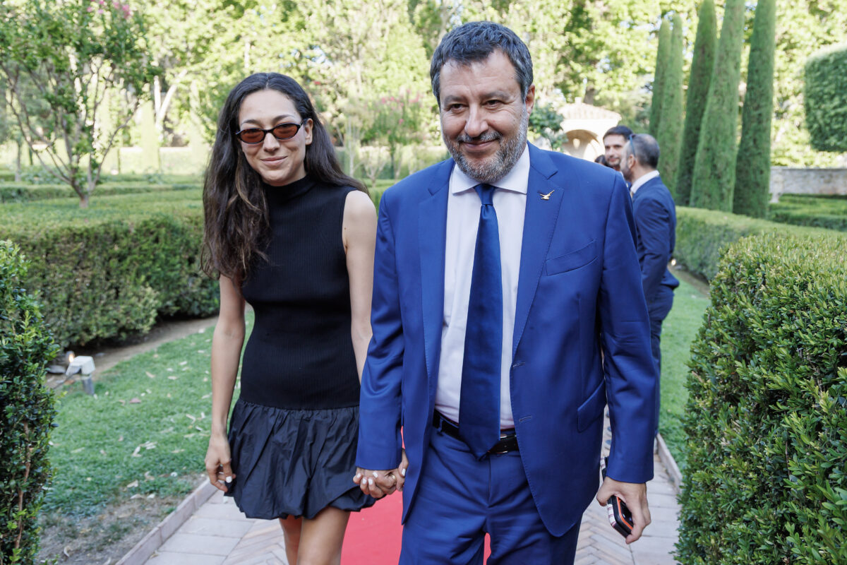 “Hamburger a volontà, chiacchiere da salotto ed elicotteri come in un film dei Blues Brothers”: ecco com’è andata la festa americana a Villa Taverna “Hamburger a volontà, chiacchiere da salotto ed elicotteri come in un film dei Blues Brothers”: ecco com’è andata la festa americana a Villa Taverna