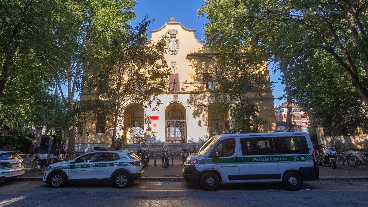 Milano, 28enne si tuffa di notte nella piscina Romano e muore annegato Milano, 28enne si tuffa di notte nella piscina Romano e muore annegato